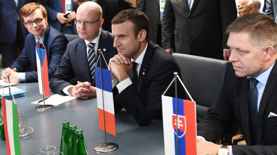 Francúzsky prezident Emmanuel Macron (druhý sprava) počas stretnutia s premiérmi krajín Vyšehradskej štvorky v rámci summitu EÚ v Bruseli .