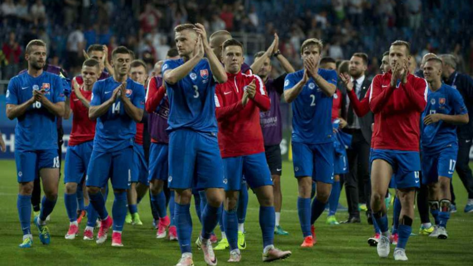 Na snímke slovenskí reprezentanti ďakujú divákom po výhre 3:0 nad Švédskom v zápase A-skupiny ME futbalistov do 21 rokov Slovensko - Švédsko 22. júna 2017 v Lubline.