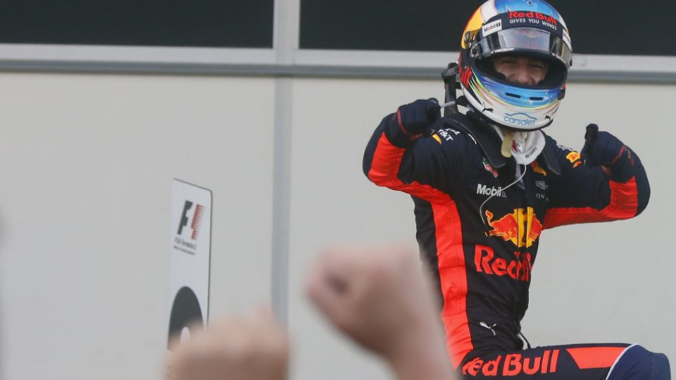 Austrálsky pilot F1 zo stajne Red Bull Daniel Ricciardo oslavuje víťazstvo Veľkej ceny Azerbajdžanu na okruhu v azerbajdžanskom Baku 25. júna 2017. 