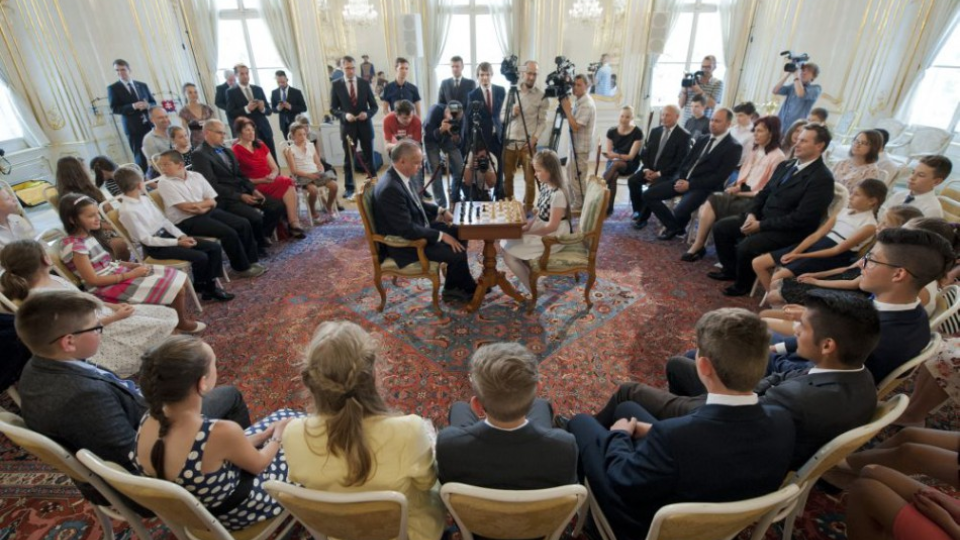 Na snímke vľavo prezident SR Andrej Kiska a vpravo 10-ročná majsterka Európskej únie v šachu Lucia Kapičáková počas partie v stredu 28. júna 2017 v Bratislave.