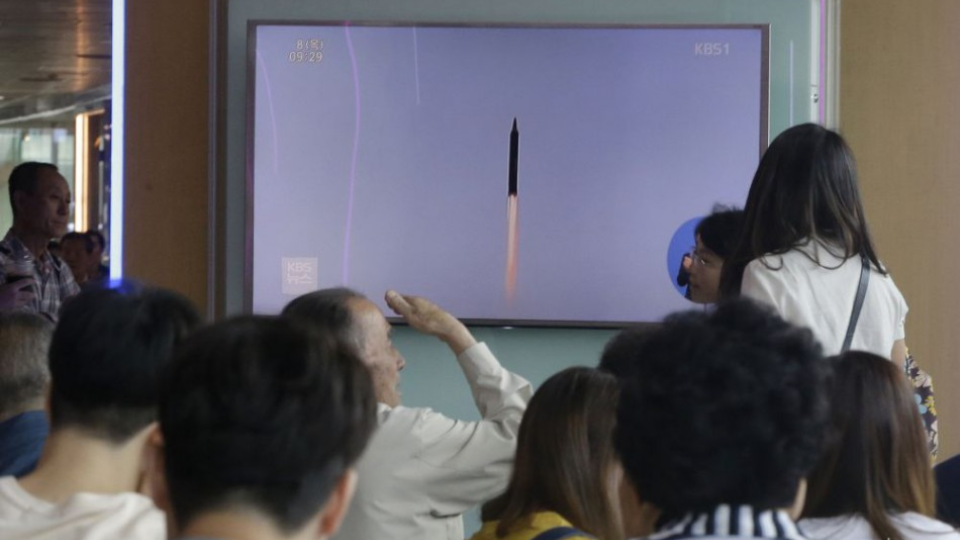 Juhokórejčania sledujú v televízii záznam o balistickej strele, ktorú vypustila Severná Kórea, archívna snímka.