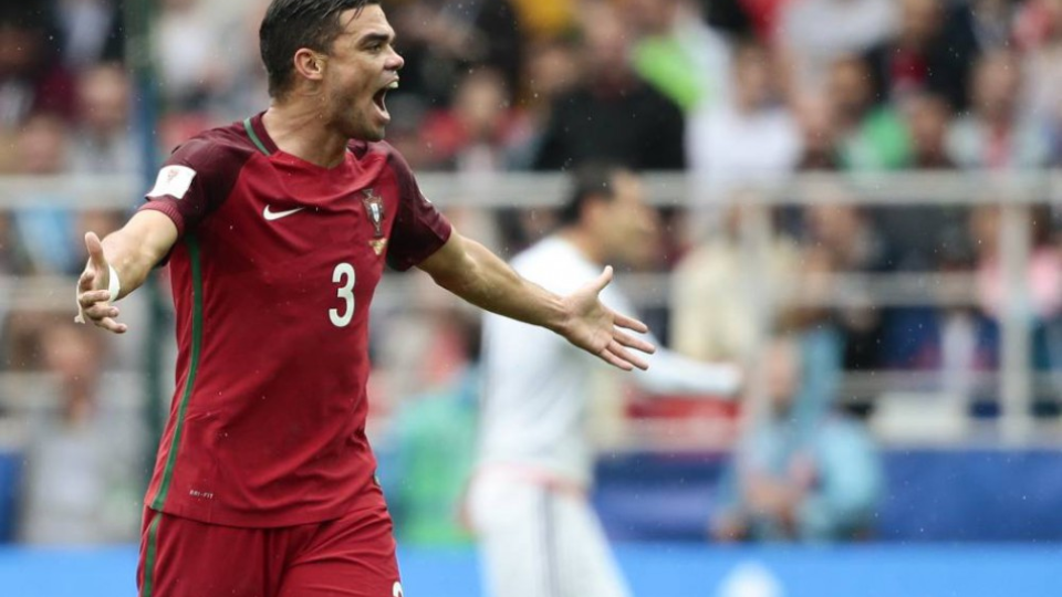 Pepe z Portugalska reaguje počas zápasu o 3. miesto medzi Portugalskom a Mexikom na Pohári konfederácií FIFA 2. júla 2017 v Moskve.