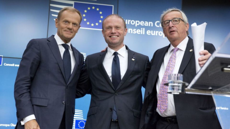  Zľava predseda Európskej rady Donald Tusk a vpravo predseda Európskej komisie Jean-Claude Juncker.