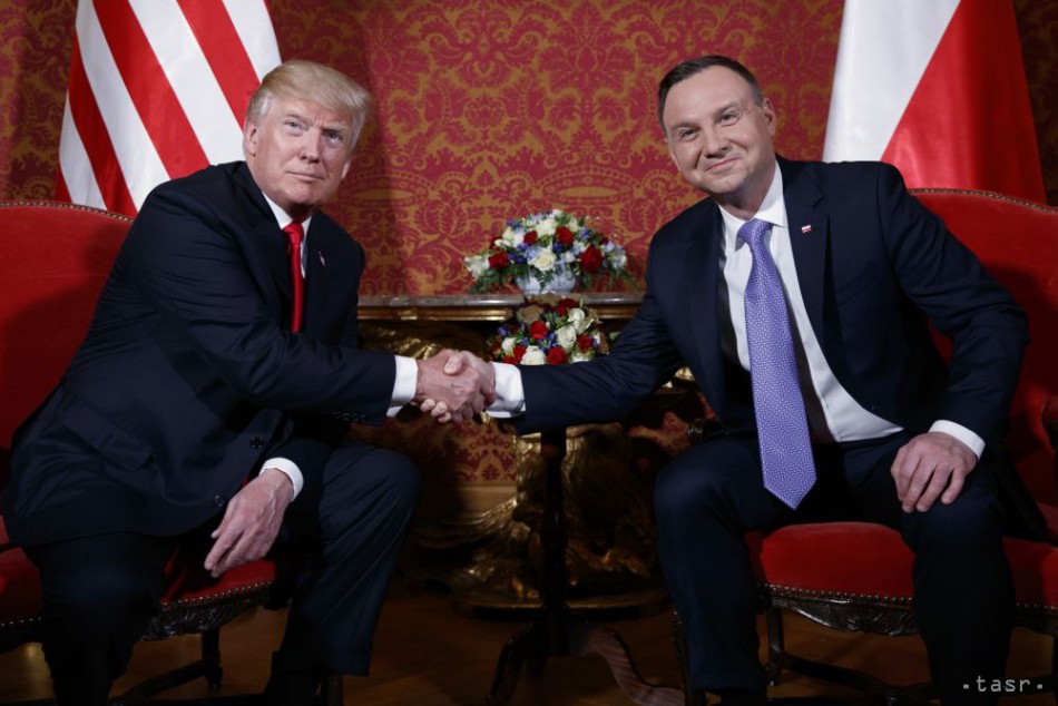 Poľský prezident Andrzej Duda  (vpravo) si podáva ruku s americkým prezidentom Donaldom Trumpom počas ich stretnutia vo Varšave 6. júla 2017.