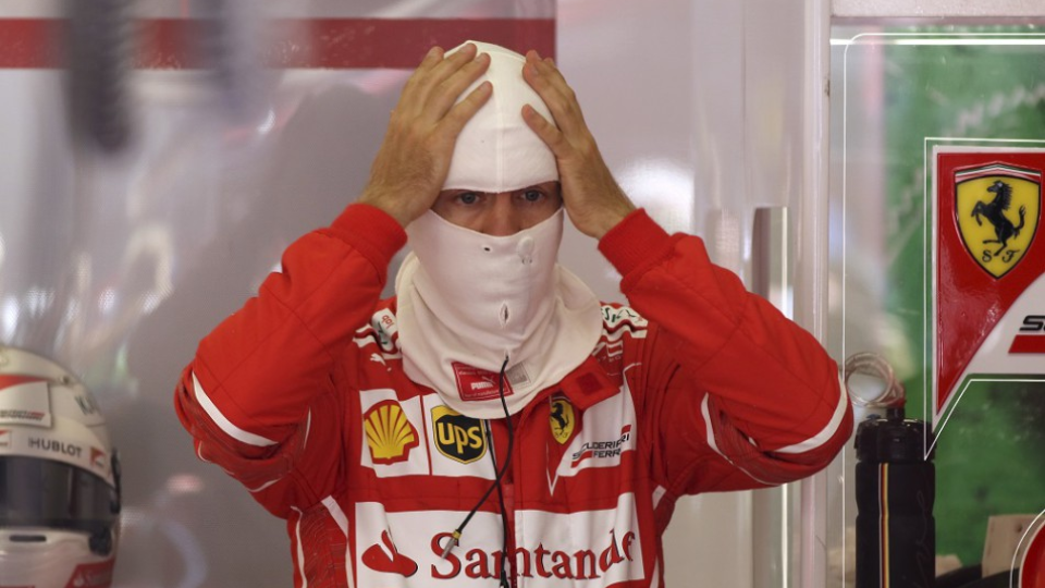 Na snímke nemecký pilot formuly 1 Sebastian Vettel z tímu Ferrari si navlieka  kuklu počas prvého voľného tréningu pred víkendovou Veľkou cenou Rakúska F1 na okruhu Red Bull v Spielbergu 7. júla 2017.