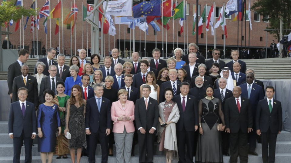 Predstavitelia najvýznamnejších ekonomík sveta združených v skupine G20 so svojimi partnermi pózujú fotografom pred slávnostným koncertom v hamburskej sále Elbphilharmonie 7. júla 2017. 