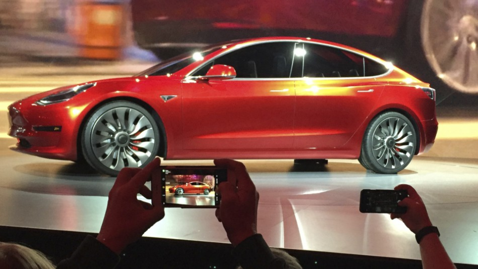 Na snímke elektromobil Tesla Model 3 sedan