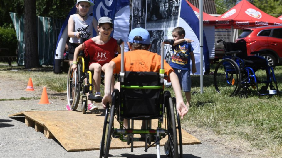 Deti si skúšajú jazdu na invalidných vozíkoch,ilustračné foto