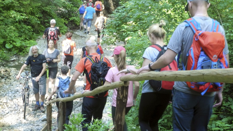 Letná turistická sezóna v národnom parku Slovenský raj sa rozbehla. Turisti počas slnečných dní čakajú v radoch na výstup na najnavštevovanejšiu roklinu Slovenského raja Suchú Belú aj viac ako 30 minút. Na snímke turisti smerujú do rokliny Suchá Belá 12. júla 2017.
