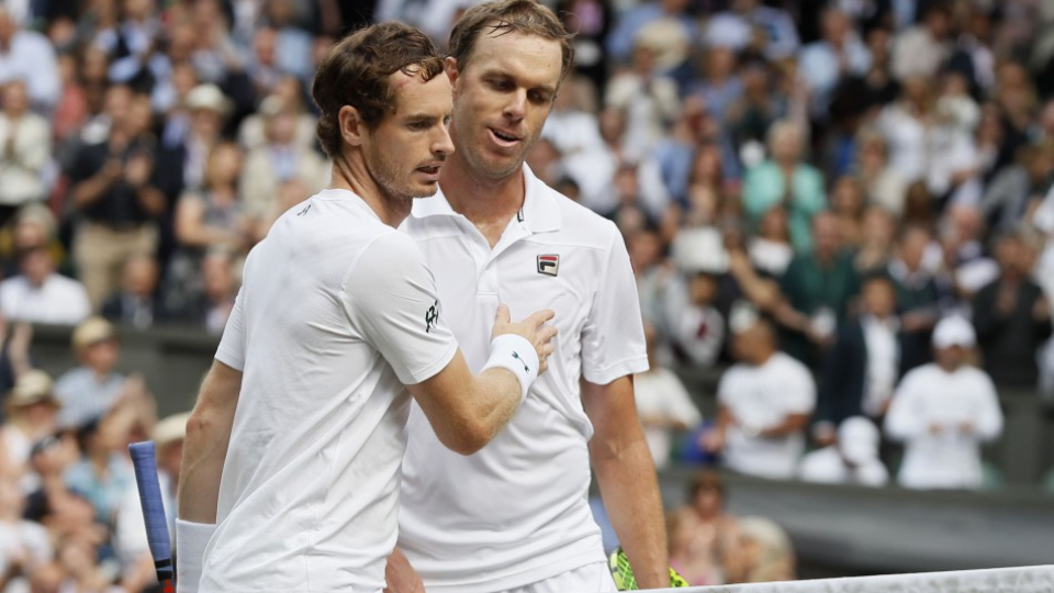 Americký tenista Sam Querrey (vpravo) a Brit Andy Murray si podávajú ruky pri sieti po štvrťfinále mužskej dvojhry na grandslamovom turnaji vo Wimbledone 12. júla 2017. 