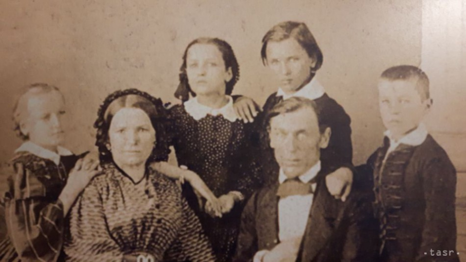 J. M. Hurban v kruhu svojej rodiny v 60. rokoch 19. storočia - manželka Anna, dcéry Ľudmila, Želmíra, Božena a syn Konštantín.