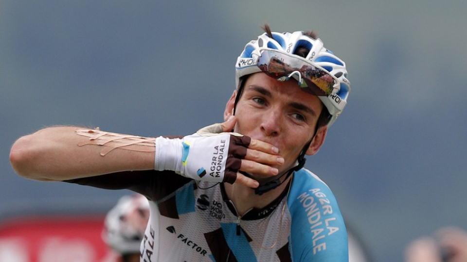 Francúzsky cyklista Romain Bardet víťazí počas 12. etapy cyklistických pretekov Tour de France na trati z Pau do Peyragudes, dlhej 214,5 km v Peyragudes 13. júla 2017.