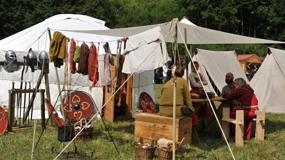 Na snímke účastníci tretieho ročníka festivalu včasného stredoveku a experimentálnej archeológie UTGARD 15. júla 2017 v Jasenovom pri Žiline.