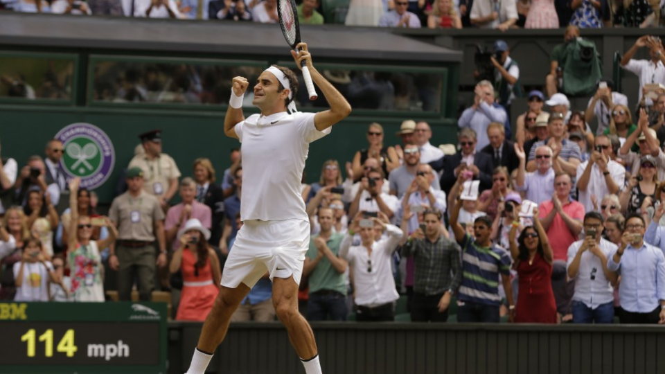 Švajčiar Roger Federer oslavuje víťazstvo vo finálovom zápase proti Chorvátovi Marinovi Čiličovi v mužskej dvojhre na grandslamovom turnaji vo Wimbledone 16. júla 2017.