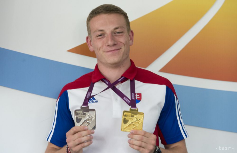 Na snímke slovenský šprintér Ján Volko - majster Európy na 200 m a vicemajster Európy na 100 m z XI. ME do 23 rokov v atletike - ukazuje medaily počas tlačovej konferencie v Bratislave 17. júla 2017.