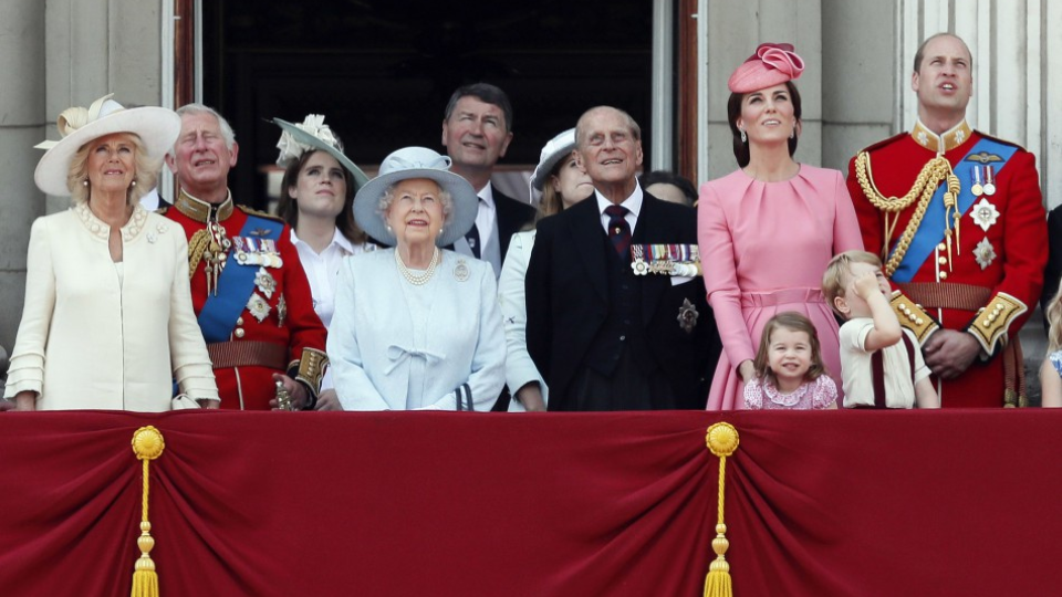 Členovia kráľovskej rodiny zľava vojvodkyňa z Cornwallu Camilla, jej manžel princ Charles, princezná Eugenia, kráľovná Alžbeta II., v pozadí Timothy Laurence, princezná Beatrice, princ Philip, vojvodkyňa z Cambridgea Kate, princezná Charlotte, princ George a princ William.