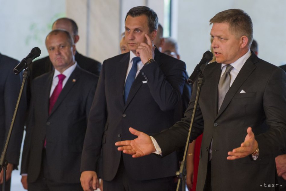 Na snímke predseda SNS Andrej Danko (druhý zľava) a predseda vlády SR Robert Fico (vpravo) počas slávnostného aktu pri príležitosti 25. výročia prijatia Deklarácie o zvrchovanosti Slovenskej republiky v Bratislave 17. júla 2017.