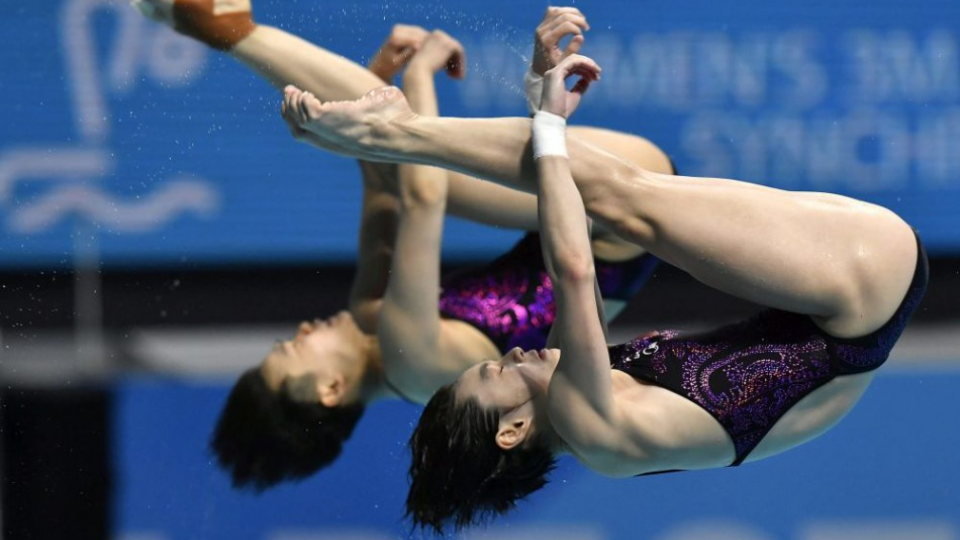 Ja-ni Čchang a Tching-mao Š' počas finále v synchronizovaných skokoch do vody z 3 m dosky