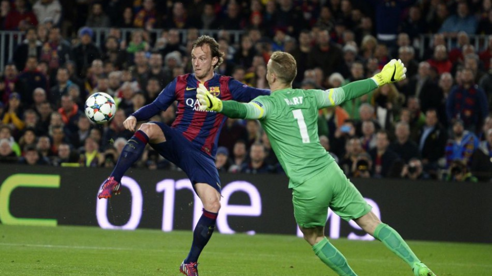 Na archívnej snímke vľavo hráč Barcelony Ivan Rakitič strieľa gól, vpravo brankár City Joe Hart v semifinále Ligy majstrov FC Barcelona - Manchester City 18. marca 2015. 