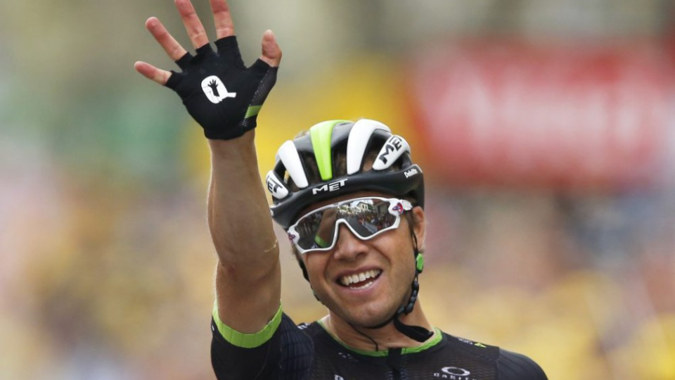 Víťazné gesto Nóra Edvalda Boassona Hagena (DDD) v cieli 19. etapy cyklistických pretekov Tour de France z Embrunu do Salon-de-Provence (222,5 km) 21. júla 2017.