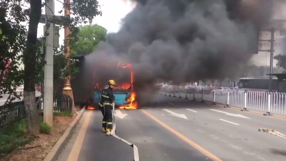 Záber z požiaru autobusu.