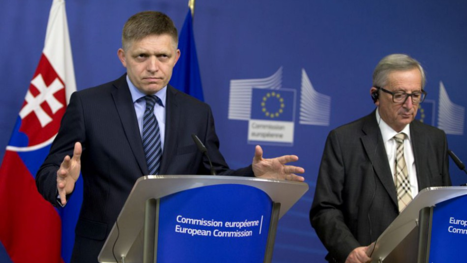 Premiér SR Robert Fico (vľavo) a predseda Európskej komisie Jean-Claude Juncker, archívne foto