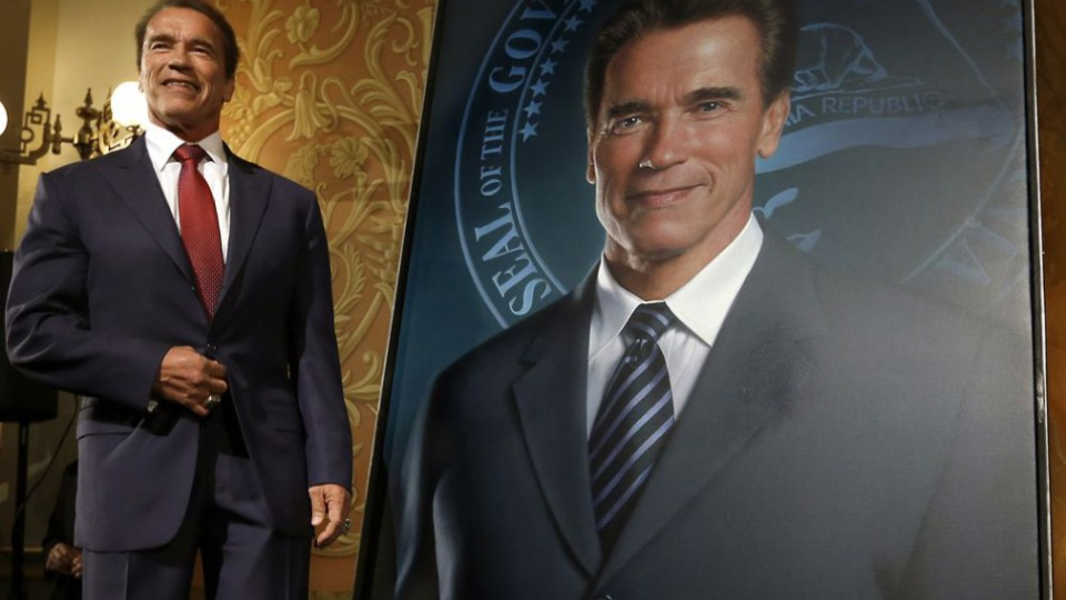 Arnold Schwarzenegger s oficiálnym portrétom