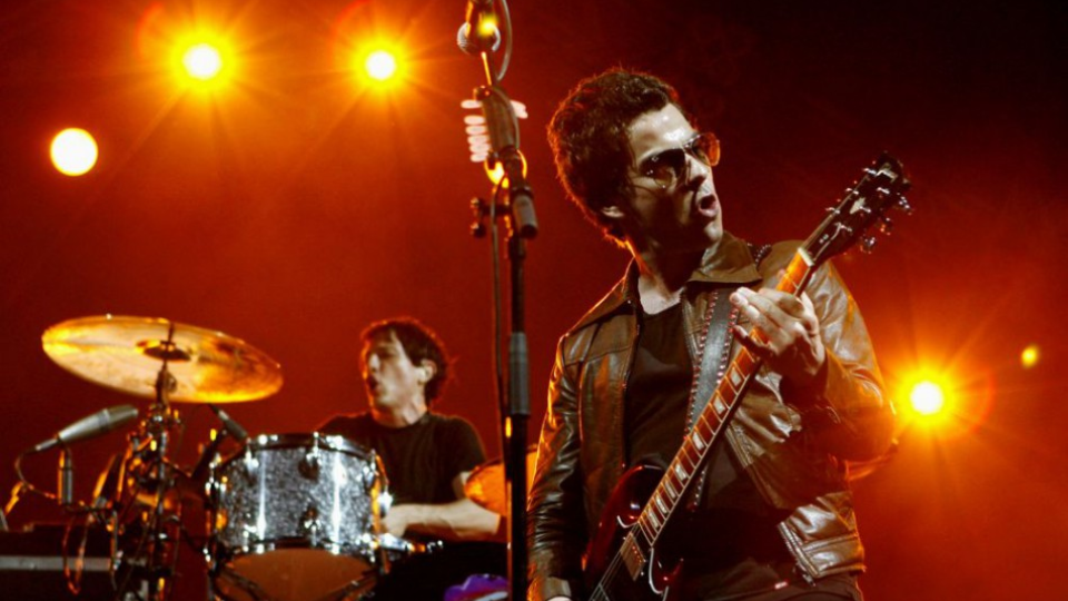 Spevák britskej rockovej skupiny Stereophonics Kelly Jones (vpravo) spolu s bubeníkom Javierom Weylerom vystupujú počas koncertu kapely 28. apríla 2008 v Singapure.