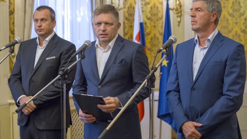 Na snímke zľava predseda strany SNS Andrej Danko, predseda strany SMER-SD Robert Fico a predseda strany Most-Híd Béla Bugár počas tlačovej konferencie po rokovaní Koaličnej rady v Bratislave 3. augusta  2017.