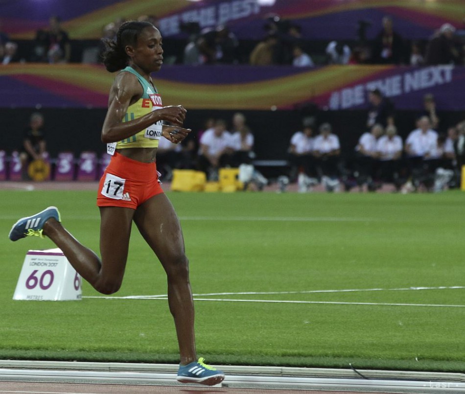 Etiópčanka Almaz Ayanová si beží po zlato vo finále na 10.000 m na MS v Londýne, 5. augusta 2017.