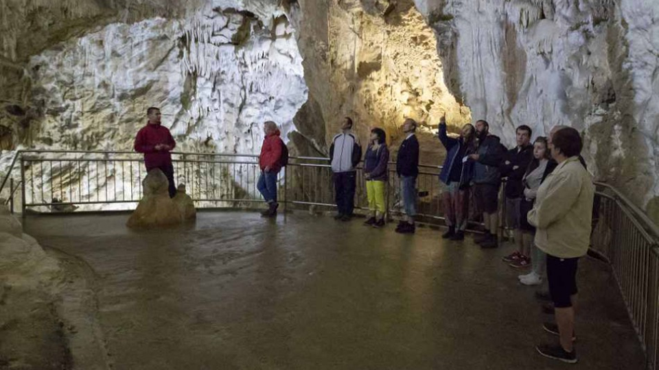 Na snímke návštevníci si prezerajú Harmaneckú jaskyňu 3. augusta 2017. Harmanecká jaskyňa je kvapľová jaskyňa v Kremnických vrchoch a Starohorských vrchoch pri obci Harmanec.
