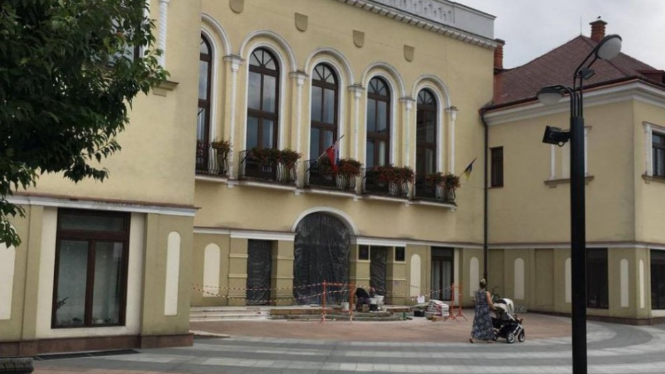 Na snímke z Facebooku vidno rekonštrukciu budovy v Michalovciach.