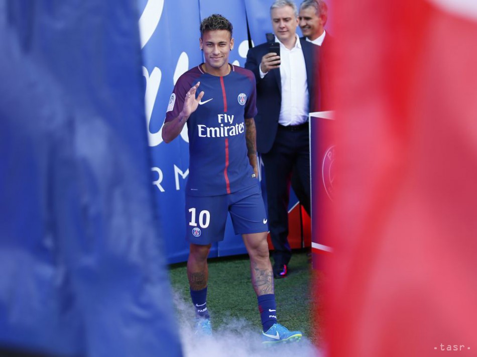 Brazílsky futbalista Neymar počas jeho oficiálneho predstavenia fanúšikom PSG pred zápasom 1. kola francúzskej futbalovej Ligue 1 PSG - Amiens 5. augusta 2017 v Paríži.