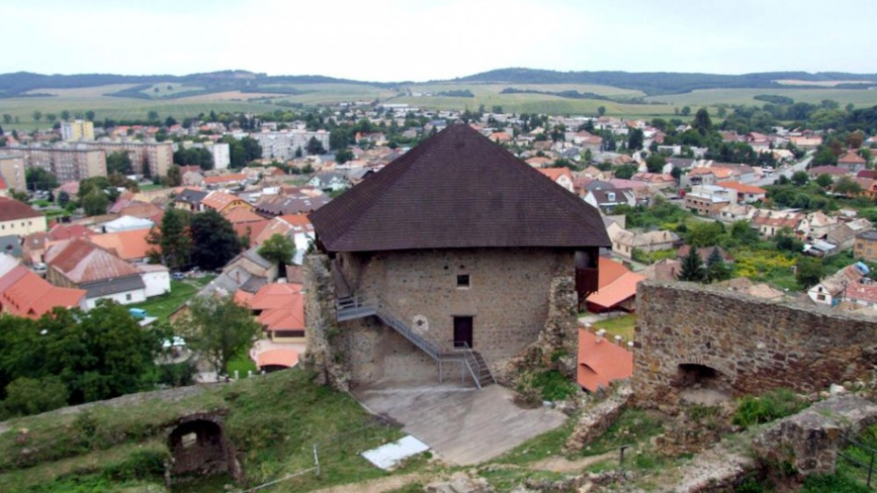 Na snímke výhľad na mesto z Fiľakovského hradu.