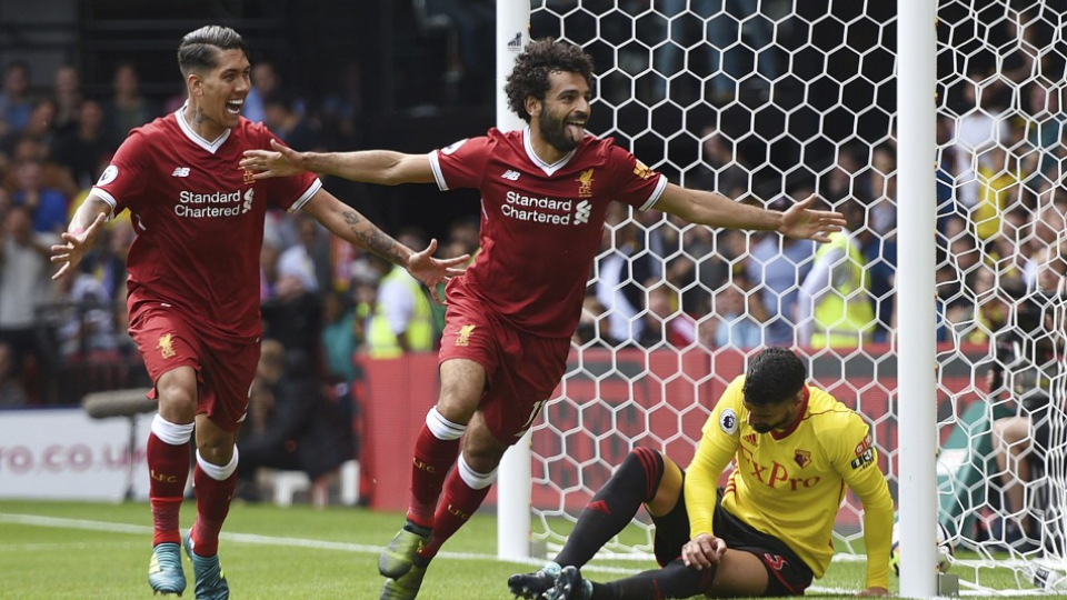 Na snímke hráč Liverpoolu Mohamed Salah (v strede) oslavuje svoj gól v zápase 1. kola anglickej Premiere League FC Watford - FC Liverpool vo Watforde 12. augusta 2017.