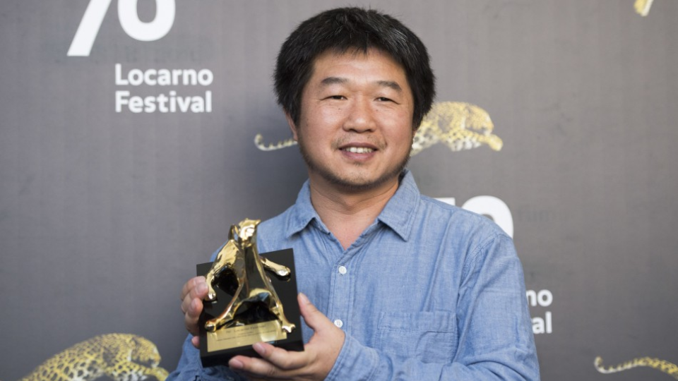 Čínsky filmový režisér Bing Wang pózuje s cenou Pardo d´Oro za najlepší festivalový film 