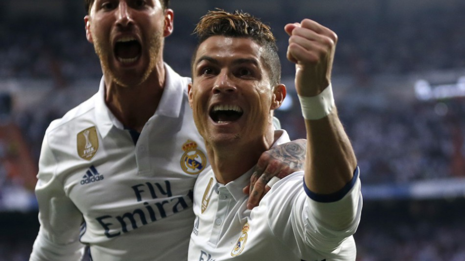 Futbalista Realu Madrid Cristiano Ronaldo (vpravo) 