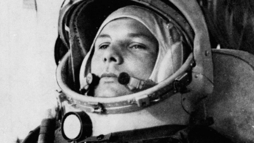 Na snímke vtedajší kozmonaut Sovietskeho zväzu major Jurij Gagarin v skafandri. 