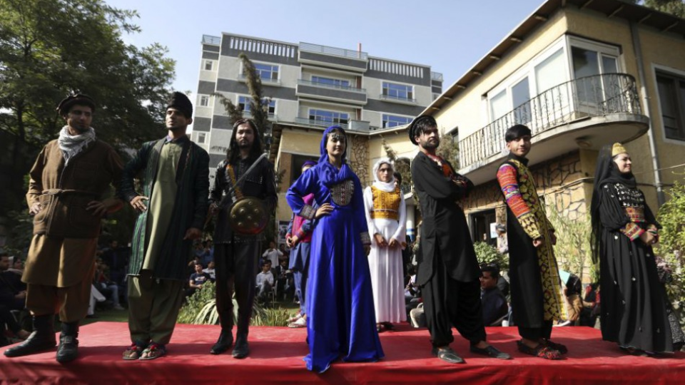 Na snímke z 10. augusta 2017 modelky a modeli z Afgaistanu prezentujú tradičné vyšívané afganské oblečenie počas módnej prehliadky v Kábule.