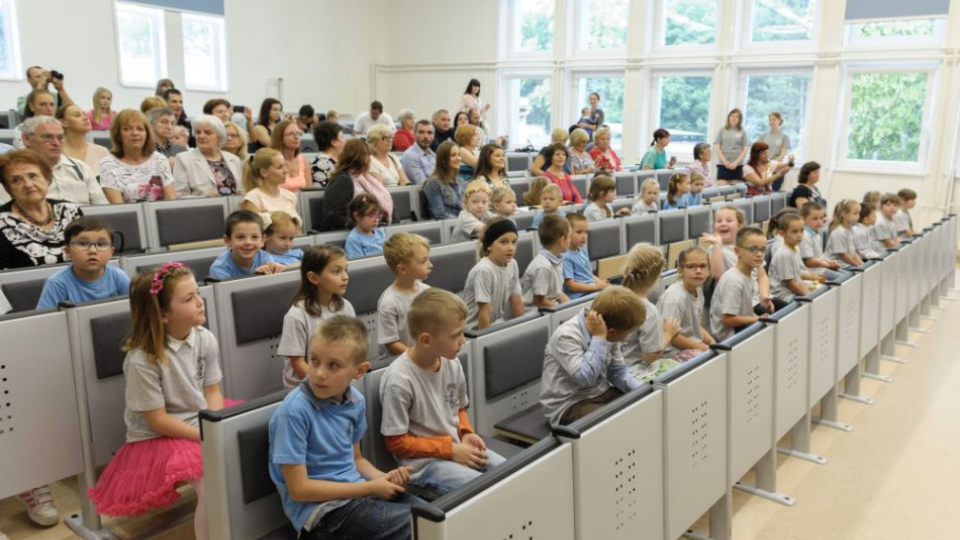 Slávnostnou promóciou a odovzdaním diplomov na Univerzite Konštantína Filozofa (UKF) v Nitre ukončili minulý rok svoje  štúdium prírodných vied 45 detí z nitrianskych materských škôl.