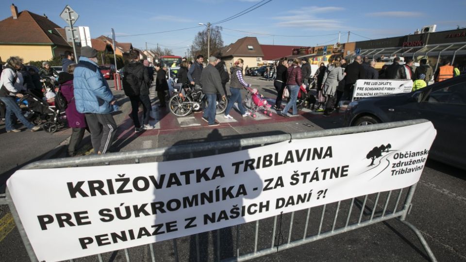 Na archívnej snímke protest aktivistov OZ Triblavina proti zámeru ministerstva dopravy a výstavby SR a Národnej diaľničnej spoločnosti (NDS) rozšíriť diaľnicu D1 a križovatku Triblavina bez povolených súbežných kolektorov vo Vajnoroch. 