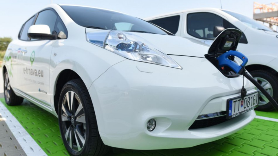 Na snímke nabíjanie elektromobilu Nissan Leaf počas novinárskeho dňa projektu e-trnava.eu v Trnave v utorok 22. augusta 2017.