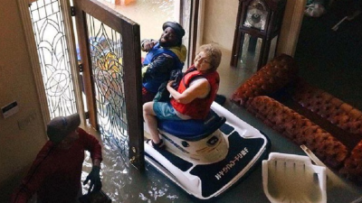Jediný pohľad na katastrofu, ktorý vám vyčarí úsmev: Ničivý hurikán v Texase spojil neznámych ľudí a odhalil ich srdcia
