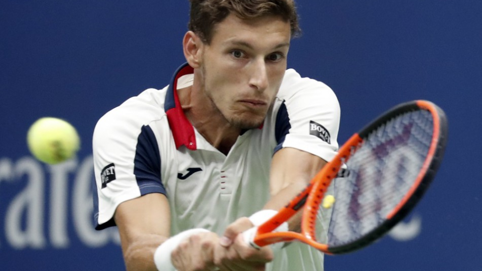 Španielsky tenista Pablo Carreno Busta odvracia loptičku Kanaďanovi Denisovi Šapovalovi v osemfinále dvojhry grandslamového tenisového turnaja US Open v New Yorku 3. septembra 2017. 