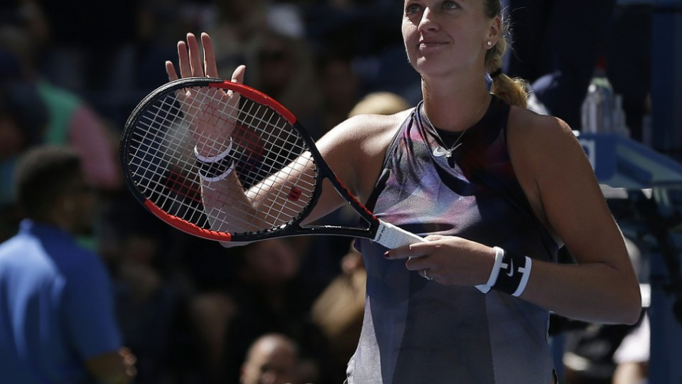Česká tenistka Petra Kvitová máva fanúšikom po jej výhre nad Francúzkou Caroline Garciovou v 3. kole dvojhry grandslamového tenisového turnaja US Open v New Yorku 1. septembra 2017.