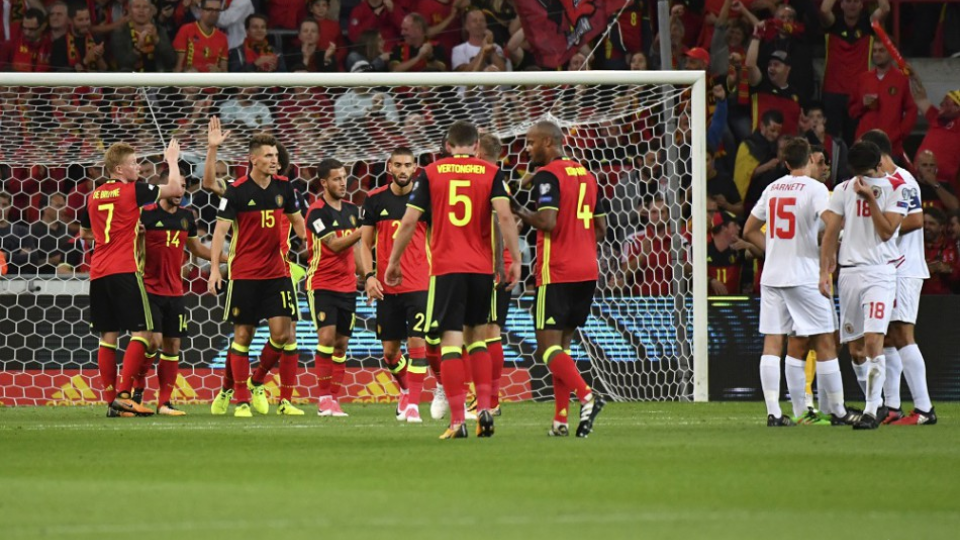 Belgičan Thomas Meunier (uprostred) sa teší po strelení gólu v kvalifikačnom zápase H-skupiny MS 2018 Belgicko - Gibraltár v Liege 31. augusta 2017.