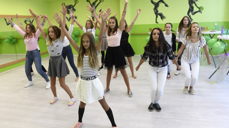 Žiačky tancujú v novootvorenej tanečnej triede počas prvého školského dňa, 4. septembra 2017 v Prievidzi. 