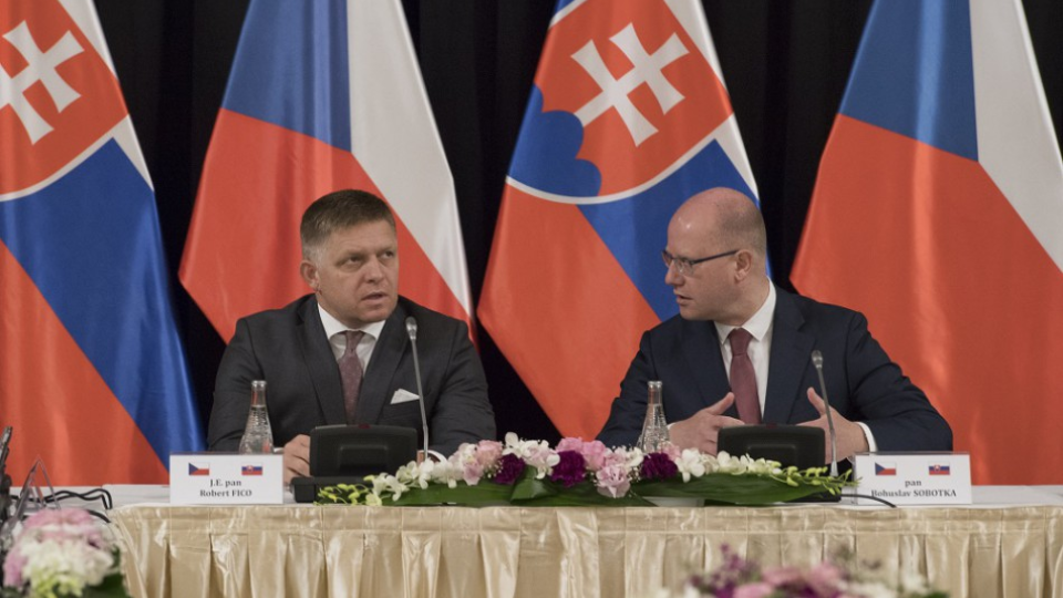 Na snímke premiér Českej republiky Bohuslav Sobotka (vpravo) a predseda vlády SR Robert Fico (vľavo) počas spoločného rokovania vlád ČR a SR na zámku v Ledniciach 4. septembra 2017.