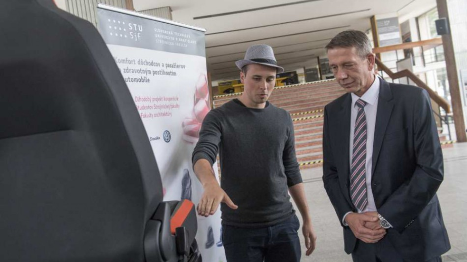 Na snímke vpravo  predseda predstavenstva automobilky Volkswagen Slovakia a.s. Ralf Sacht si prezerá sedačku do automobilu na Strojníckej fakulte Slovenskej technickej univerzity v Bratislave 6. septembra 2017. 