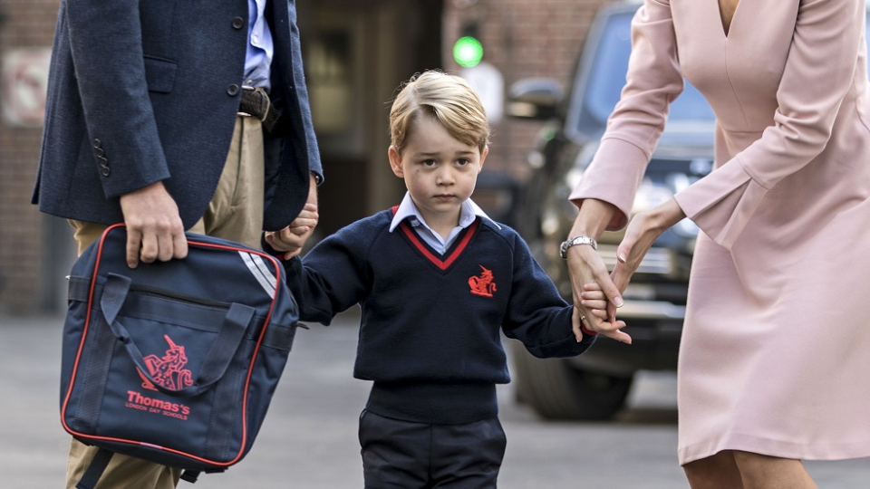 Malý princ George ide prvýkrát do školy.